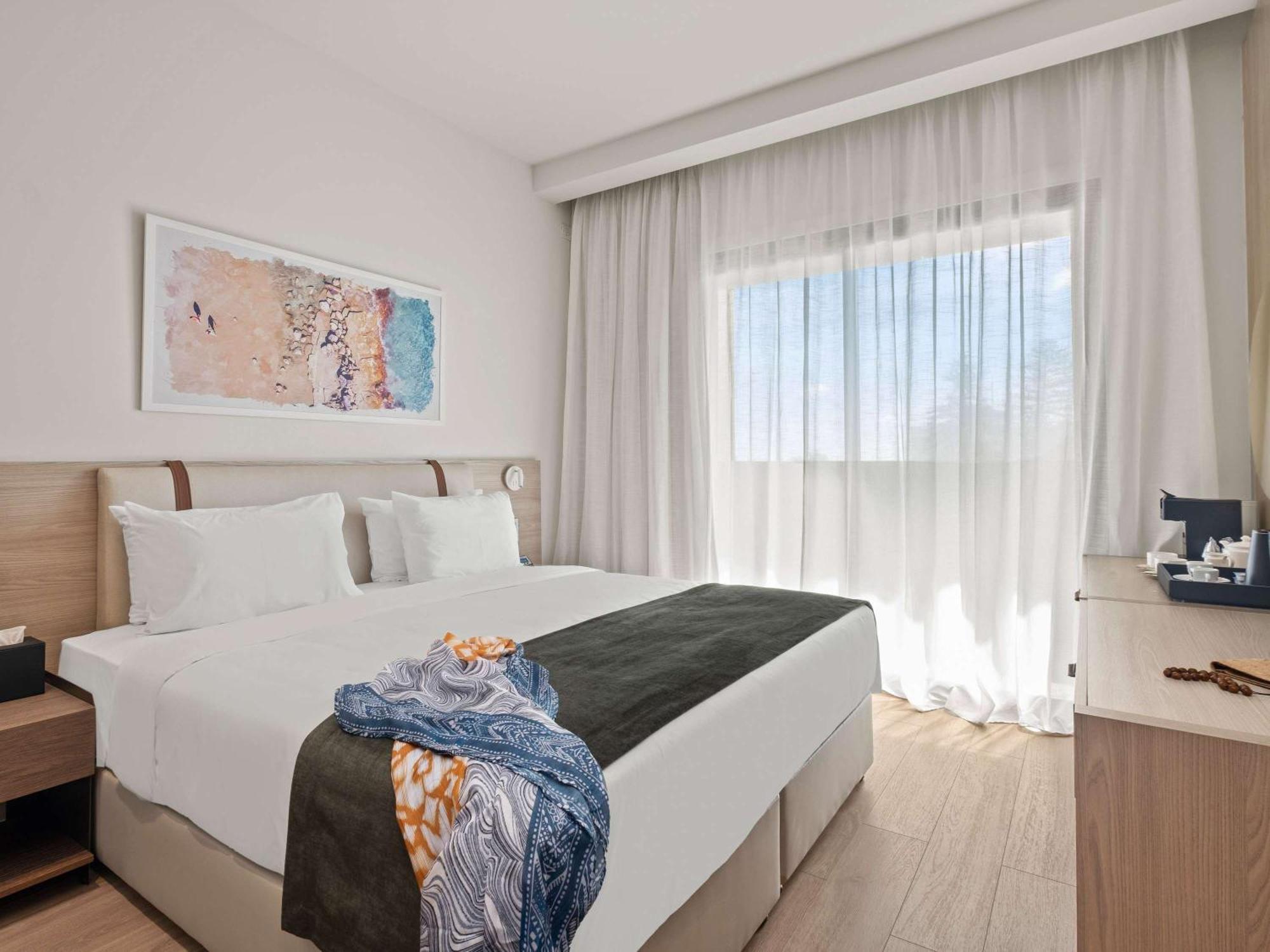 Mercure מלון לרנקה